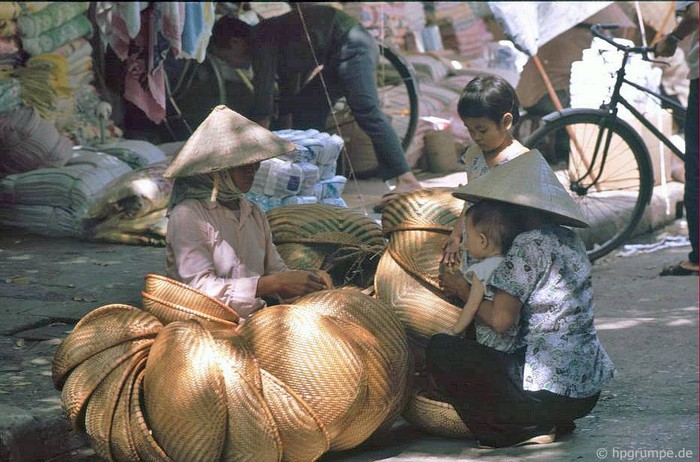 Những người bán thúng, mẹt trên phố Hàng Chiếu., 1991.